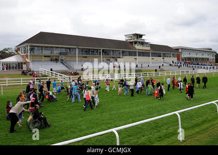 Les enfants et les adultes bénéficient d'une visite de l'hippodrome de Lingfield Avant le « Family Fun Race Day » Banque D'Images