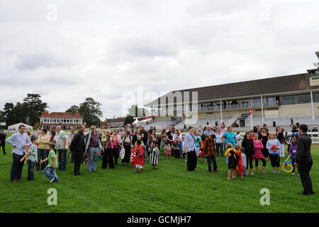 Les enfants et les adultes bénéficient d'une visite de l'hippodrome de Lingfield Avant le « Family Fun Race Day » Banque D'Images