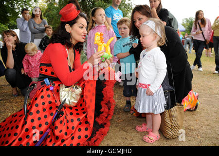 Courses hippiques - The Surrey Mirror Family Day - Lingfield Park. La famille rencontre 'Twistina', le modeleur de ballon[ Banque D'Images