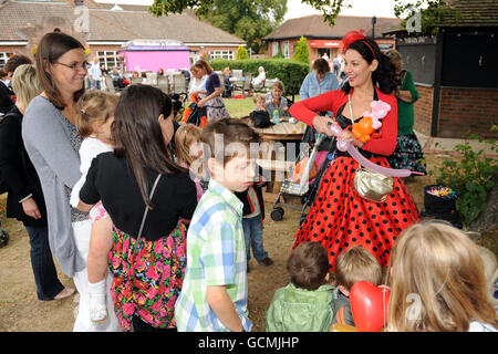 Courses hippiques - The Surrey Mirror Family Day - Lingfield Park. La famille rencontre 'Twistina', le modeleur de ballons Banque D'Images