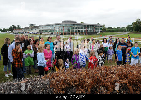 Les enfants et les adultes bénéficient d'une visite de l'hippodrome de Lingfield Avant le « Family Fun Race Day » Banque D'Images