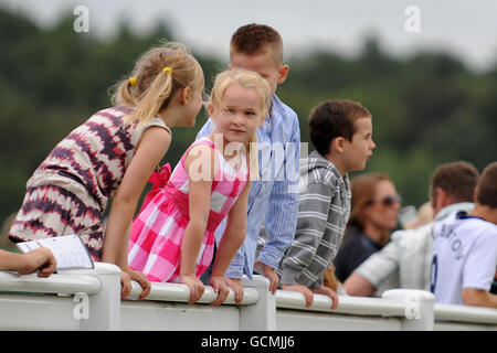 Les enfants apprécient la course lors de la « Family Fun Race Day ». Banque D'Images