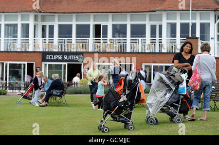 Les familles se mêlent aux suites Eclipse au « Family Fun » Le jour de la course à Lingfield Banque D'Images