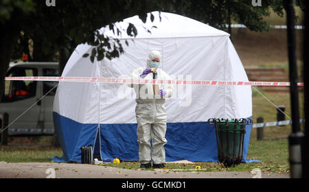 Des officiers de police sur les lieux d'une poignarder près de Stansfield Road dans la région de Beckton, dans l'est de Londres, où une femme a été tuée. Le suspect, appelé localement Sergueï Zolotovsky, aurait assassiné son ancienne femme Svetlana et sa mère, qui a été trouvée morte dans une maison voisine. Banque D'Images