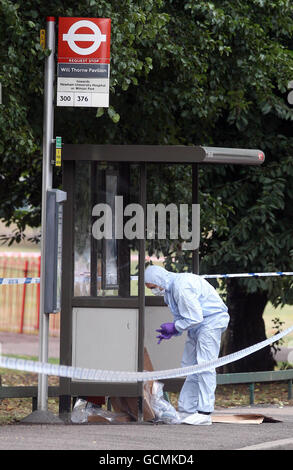 Des officiers de police sur les lieux d'une poignarder près de Stansfield Road dans la région de Beckton, dans l'est de Londres, où une femme a été tuée. Le suspect, appelé localement Sergueï Zolotovsky, aurait assassiné son ancienne femme Svetlana et sa mère, qui a été trouvée morte dans une maison voisine. Banque D'Images