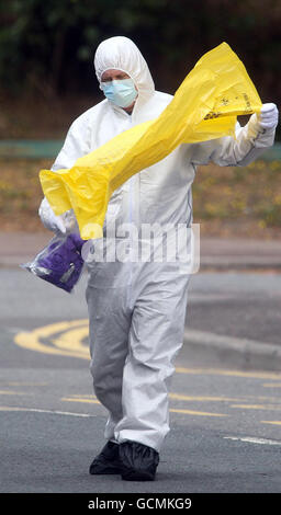 Des officiers de police sur les lieux d'une poignarder près de Stansfield Road dans la région de Beckton, dans l'est de Londres, où une femme a été tuée. Le suspect, appelé localement Sergueï Zolotovsky, aurait assassiné son ancienne femme Svetlana et sa mère, qui a été trouvée morte dans une maison voisine. Banque D'Images