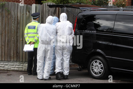 Des policiers ont été tués sur les lieux d'une attaque dans la région de Beckton, dans l'est de Londres. Le suspect, appelé localement Sergueï Zolotovsky, aurait assassiné son ancienne femme Svetlana, trouvée à un arrêt de bus à proximité, et sa mère, trouvée à la maison. Banque D'Images