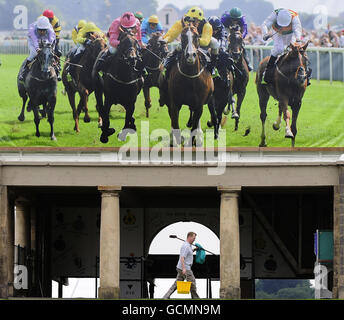 La course hippique York Ebor commence demain à la Knavesmire et les préparatifs finaux se sont produits aujourd'hui sur le parcours avant quatre jours de course de première classe. Banque D'Images