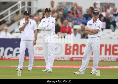 Cricket - npower First Test - troisième jour - Angleterre contre Pakistan - Trent Bridge.Andrew Strauss, Graeme Swann et Paul Collingwood (de gauche à droite), en Angleterre, regardent sur le terrain Banque D'Images