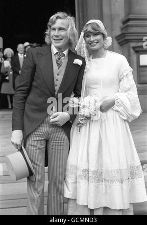 James Hunt, pilote de Formule 1 britannique, peu de temps après avoir épousé le modèle Suzy Miller à Brompton Oratory, Londres Banque D'Images