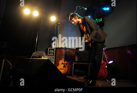 Liam Fray Gig - Salford.Liam Fray des Courteeners joue un concert XFM acoustique intime au Salford Lads Club, Salford, Manchester. Banque D'Images