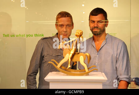 Les artistes Michael Elmgreen (à gauche) et Ingar Dragset, avec leurs œuvres d'art sans pouvoir structures Fig.101, à l'occasion du dévoilement de six projets de conception pour la vitrine de Trafalgar Square. Banque D'Images