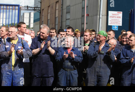 Les employés de chantier naval clasèront alors que le cercueil de l'ancien dirigeant syndical de chantier naval de Glasgow, Jimmy Reid, passe devant les employés qui ont bordi les rues à l'extérieur du chantier naval de Govan en route vers l'église de la vieille paroisse de Govan à Glasgow pour ses funérailles. Banque D'Images