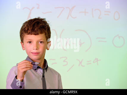 Oscar Selby, âgé de sept ans, qui a marqué un A* dans son GCSE de mathématiques aujourd'hui, à moins de la moitié de l'âge où la plupart des jeunes se font passer l'examen. Oscar, qui fréquente la Stamford Green Primary School à Epsom, a passé quatre heures chaque samedi pendant neuf mois à étudier pour le cours par l'intermédiaire de Ryde Teaching basé à Hertfordshire. Banque D'Images