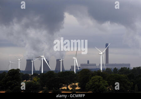 Ferme éolienne à côté de la station d'alimentation massive Banque D'Images