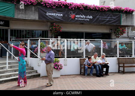 Les courses de chevaux - Variety Club Day - Sandown Park Banque D'Images