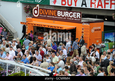 Les courses de chevaux - Variety Club Day - Sandown Park Banque D'Images