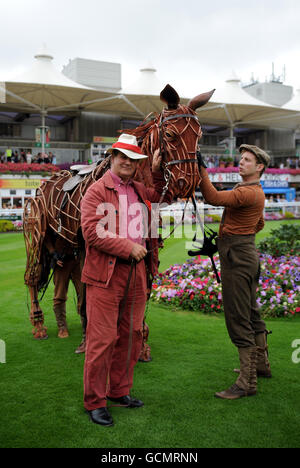Courses hippiques - Variety Club Day - Sandown Park.Michael Morpurgo se dresse à côté de la marionnette War Horse au parc Sandown. Banque D'Images