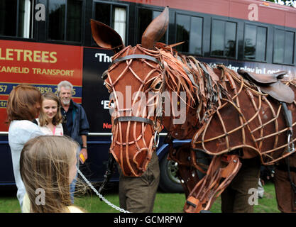 Les courses de chevaux - Variety Club Day - Sandown Park Banque D'Images