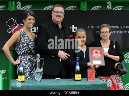 Les courses de chevaux - Variety Club Day - Sandown Park Banque D'Images