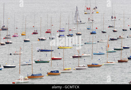 Les yachts attendent sur leur amarrage sur les routes de Cowes avant de courir le deuxième jour de la semaine de Cowes, l'île de Wight. Banque D'Images