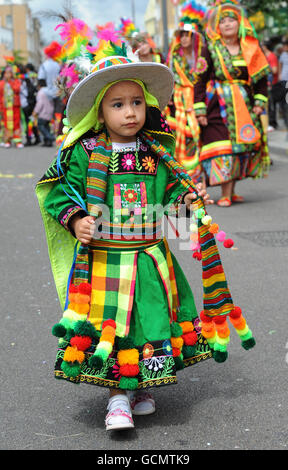 Une jeune danseuse de Walworth Road, Londres, qui participe à la Carnaval del Pueblo annuelle qui célèbre la culture latino-américaine. Banque D'Images