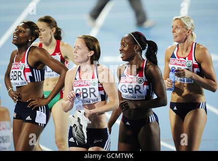 Perri Shakes-Drayton, Nicola Sanders, Marylin Okoro et Lee McConnell en Grande-Bretagne (gauche-droite) après avoir remporté la médaille de bronze dans le relais féminin de 4 x 400 mètres au cours du sixième jour des championnats d'Europe au stade olympique de Barcelone, en Espagne. Banque D'Images