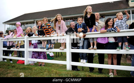 Courses hippiques - The Surrey Mirror Family Day - Lingfield Park. La famille profite des courses de Lingfield Park. Banque D'Images