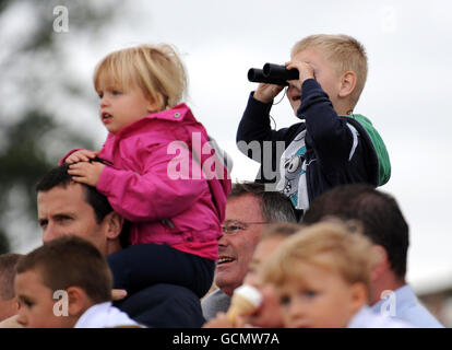 Les enfants profitent de la course lors de la « Family Fun Race Day » Banque D'Images