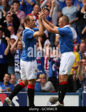 Les Rangers Kenny Miller célèbrent le premier but avec Steven Whittaker (à gauche) lors d'un match amical d'avant-saison à l'Ibrox, Glasgow. Banque D'Images