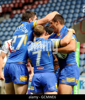 Le Ryan Hall de Leeds Rhinos (à droite) célèbre son essai avec ses coéquipiers Chris Clarkson (à gauche) et Rob Burrow lors du match de demi-finale de la coupe du défi Carnegie au stade Galpharm, Huddersfield. Banque D'Images