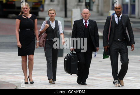 L'actrice Carley Stenson (deuxième à gauche) et Strictly Come Dancing star Ricky Whittle (à droite) arrivent, avec deux compagnons non identifiés, à la cour de la Couronne de Liverpool où Ricky Whittle a aujourd'hui nié avoir délibérément conduit sa voiture dans un photographe. Banque D'Images