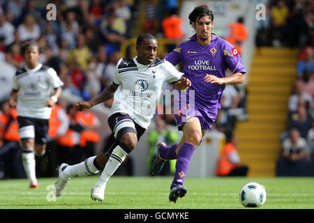 Football - pré-saison amical - Tottenham Hotspur v Fiorentina - White Hart Lane.Danny Rose de Tottenham Hotspur (à gauche) et Nikola Gulan de Fiorentina (à droite) se battent pour le ballon Banque D'Images