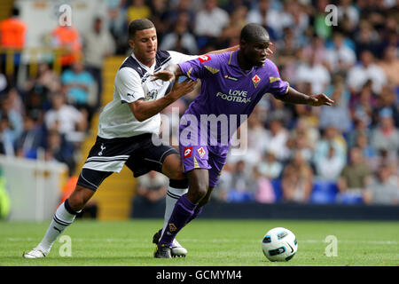 Football - pré-saison amical - Tottenham Hotspur v Fiorentina - White Hart Lane.Le Kyle Walker de Tottenham Hotspur (à gauche) et le Ndiaye Papa Waigo de Fiorentina (à droite) se battent pour le ballon Banque D'Images