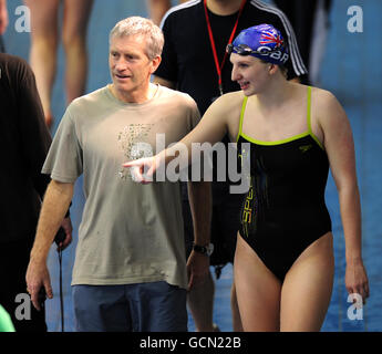 Rebecca Adlington (à droite), en Grande-Bretagne, reçoit des conseils de dernière minute de l'entraîneur Bill Furniss avant le début de la séance de la soirée pendant les championnats britanniques de natation à Ponds Forge, Sheffield Banque D'Images