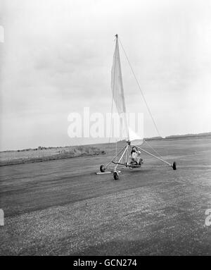 Land Yachting - le dernier sport de Grande-Bretagne - Great Gransden.Mme Peter Shelton a vu s'accélérer le long de la piste pendant une course dans l'un des modèles plus récents. Banque D'Images