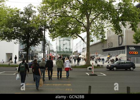 Football - UEFA Champions League - Play offs - First Leg - BSC Young Boys / Tottenham Hotspur - Stade de Suisse.Vue générale des fans qui se rendent au Stade de Suisse, domicile de BSC Young Boys Banque D'Images