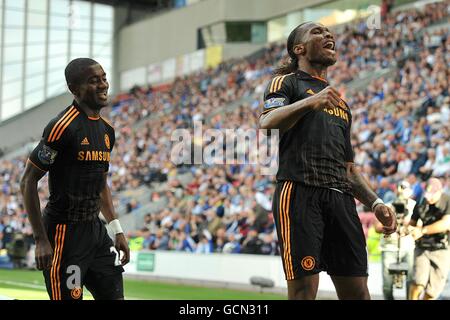 Salomon Kalou, de Chelsea, célèbre son quatrième but Jeu avec l'équipier Didier Drogba (à droite) qui demande l'aide Banque D'Images