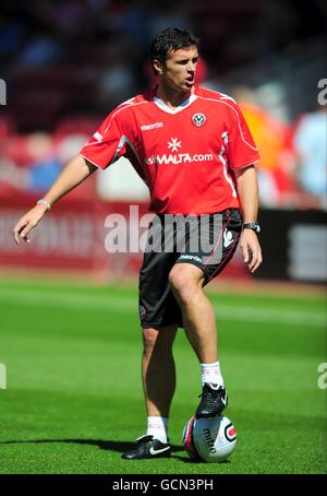 Gary Speed, directeur de Sheffield United, surveille les entraînements de pré-match Banque D'Images