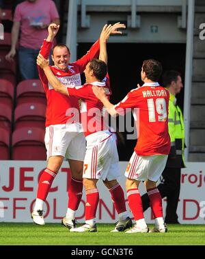 Kris Boyd de Middlesbrough (à gauche) célèbre le premier but du match de son côté, avec ses coéquipiers Scott McDonald (au centre) et Andy Halliday Banque D'Images