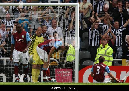 Nigel Reo-Coker, Brad Friedel, Richard Dunne et Stephen Warnock (de gauche à droite) d'Aston Villa sont abandonnés pendant le match au parc St James' Banque D'Images