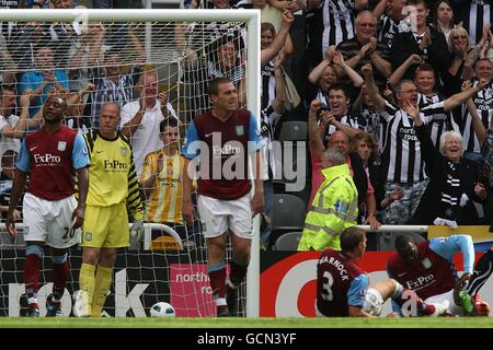 Nigel Reo-Coker, Brad Friedel, Richard Dunne, Stephen Warnock et Emile Heskey (de gauche à droite) d'Aston Villa sont abandonnés pendant le match au parc St Jamen' Banque D'Images