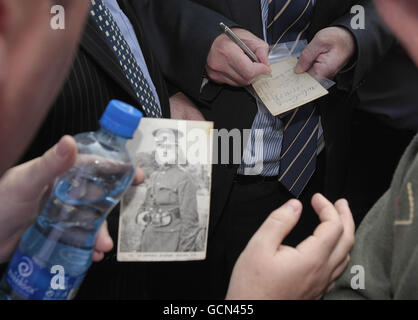 Le ministre des Finances, Brian Lenihan, signe des photos de Michael Collins lors de la commémoration annuelle de Beal na mBlath à Skibbereen, Cork, où le leader de l'État libre, Micheal Collins, a été tué par balle en 1922. Banque D'Images