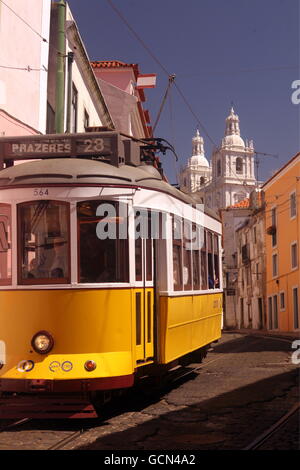 Tramway funiculaire traditionnel et de train dans le centre-ville de Lisbonne au Portugal en Europe. Banque D'Images