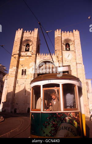Tramway funiculaire traditionnel et de train dans le centre-ville de Lisbonne au Portugal en Europe. Banque D'Images