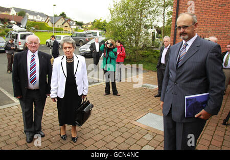 L'Ombudsman de police Al Hutchinson (à droite) avec Mary et Ernie Hamilton (à gauche) qui possédaient l'hôtel Beaufort qui a été détruit lors de l'attentat à la bombe Claudy , photographié au Diamond Centre, Claudy, Co.Derry avec une copie du nouveau rapport sur l'attentat à la bombe de 1972 . Banque D'Images