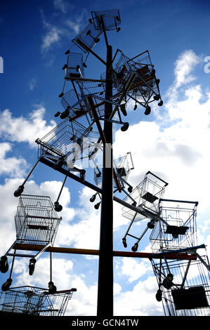 Une structure à double hélice d'ADN géante composée de chariots d'achats créés par l'artiste Abigail Fallis en réponse aux questions de génétique et de consumérisme, se trouve juste derrière la gare de Newcastle. Banque D'Images