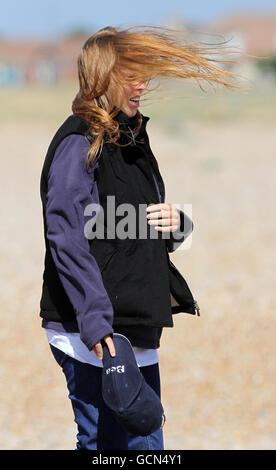 La princesse Beatrice regarde son ami Dave Clark participer à la tentative de kite-board de Sir Richard Branson à travers la Manche. Banque D'Images