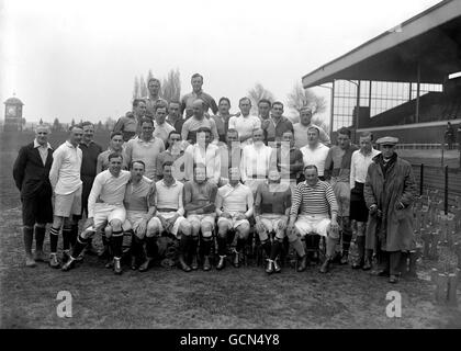 Rangée arrière : Richard Hamilton-Wickes, R Stokes (prénom inconnu), Vivian Gordon Davies, Herbert John Hyde Sibree, J M Currie (prénom inconnu), H P Marshall (prénom inconnu), G D Hale (prénom inconnu), N M Benton (prénom inconnu), Commandant L J L Hammond (prénom inconnu), W V Heale (prénom inconnu), Major W R Ling, DSO. MC (prénom inconnu), S H Townell (prénom inconnu), Geoffrey Dorling 'Khaki' Roberts, CBE, S J Rossdale (prénom inconnu), C R Vick (prénom inconnu), Lt William Wavell Wakefield, G V Carey (prénom inconnu), John Clifford Gibbs, Major W Banque D'Images