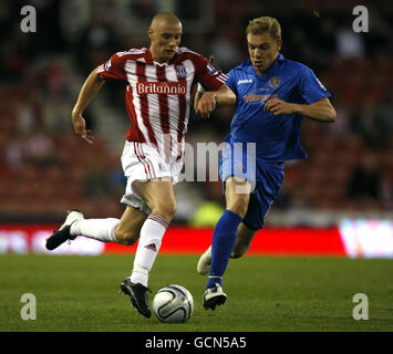 Ryan Shawcross (à gauche), de stoke City, a relevé un défi de Benjamin Van Den Broek, de Shrewsbury Town, lors de la Carling Cup, deuxième match du Britannia Stadium, Stoke. Banque D'Images